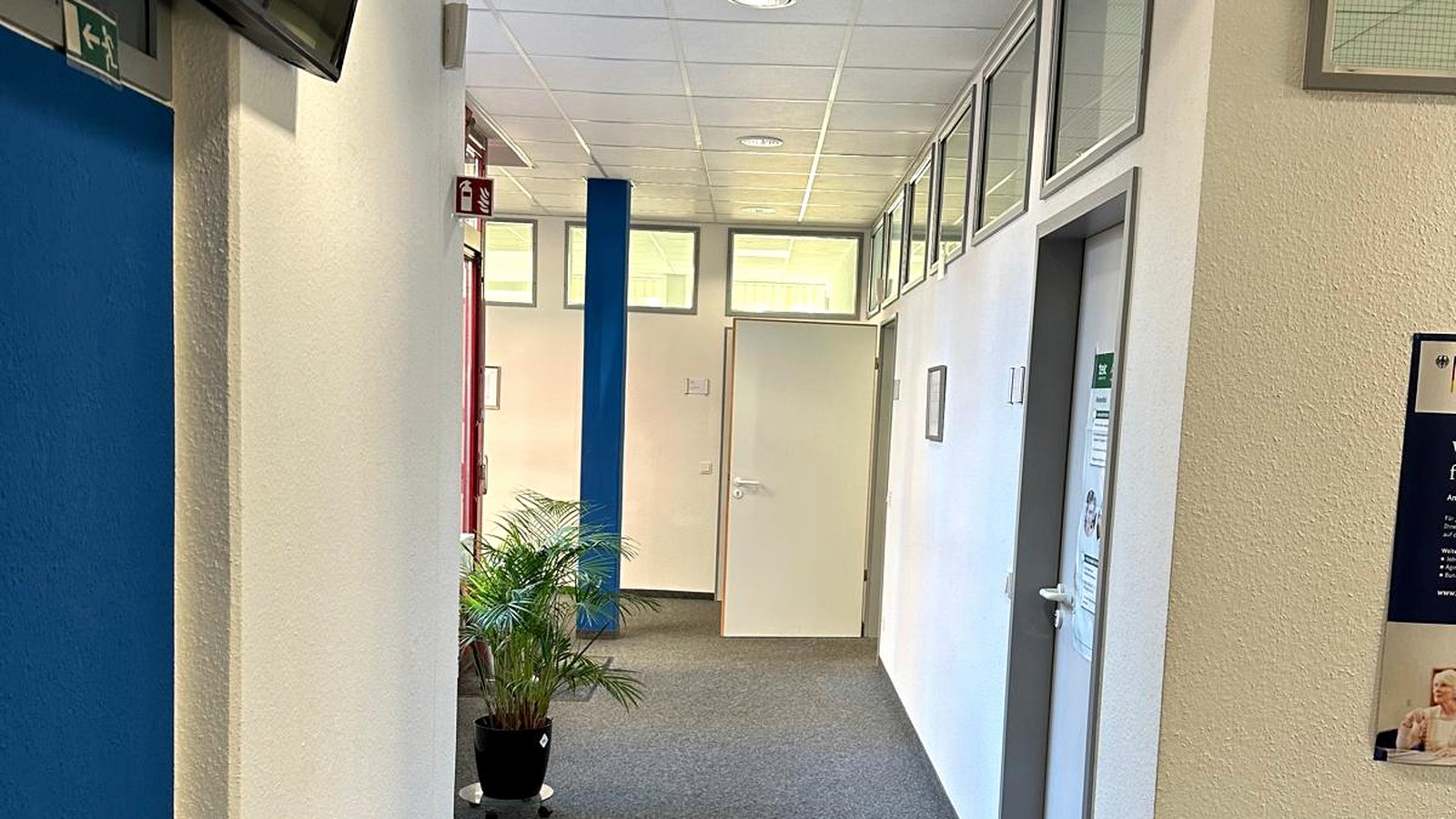 Heller Flur und Lernräume eines IFB-Schulungsstandorts.
